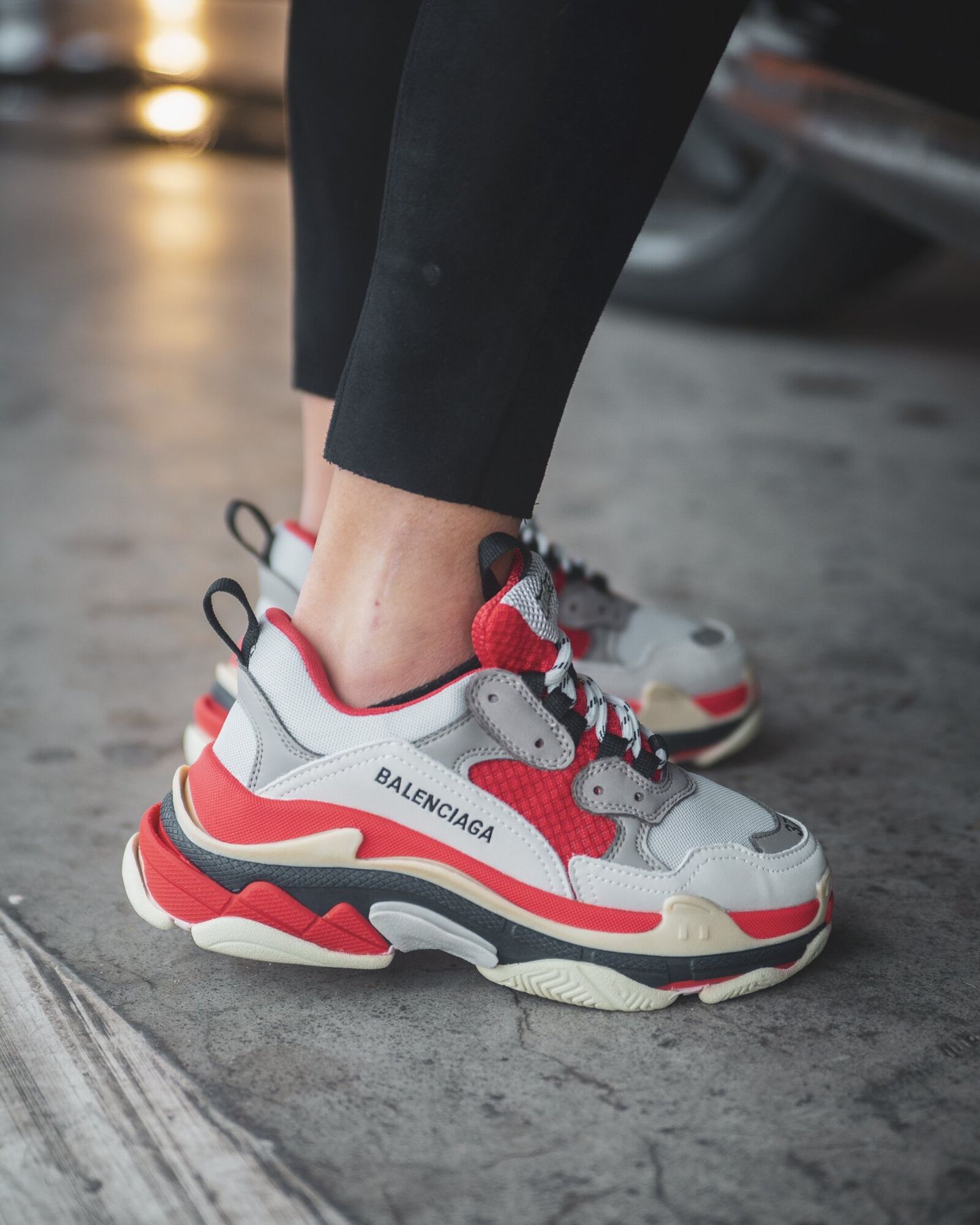 Баленсиана. Баленсиага кроссовки 2022. Кроссовки Balenciaga Triple s. Кроссовки Balenciaga Triple s Grey/Red. Баленсиага трипл ЭС.