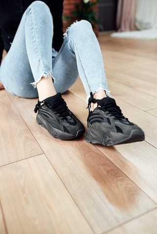 Yeezy store black 700