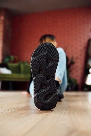 Кросівки Adidas Yeezy Boost 700 V2 Black Купити (Доставка 1-3 Дні)