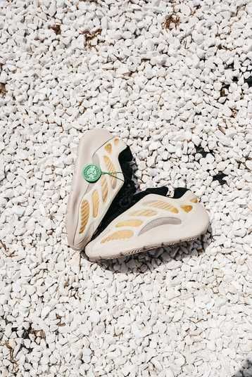 Кроссовки Adidas Yeezy Boost 700 v3 Srphym Купить (Доставка 1-3 Дня)